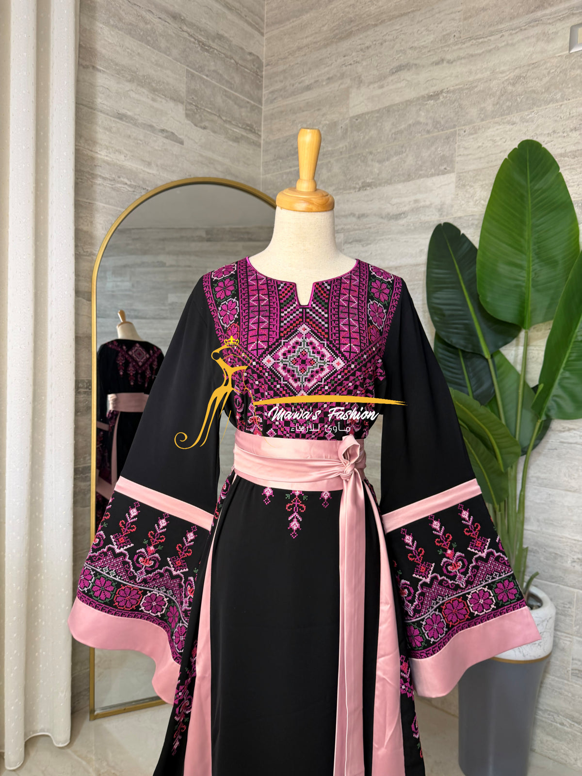 Black & Blush Pink Embroidered Luxury Thobe - Style Q154