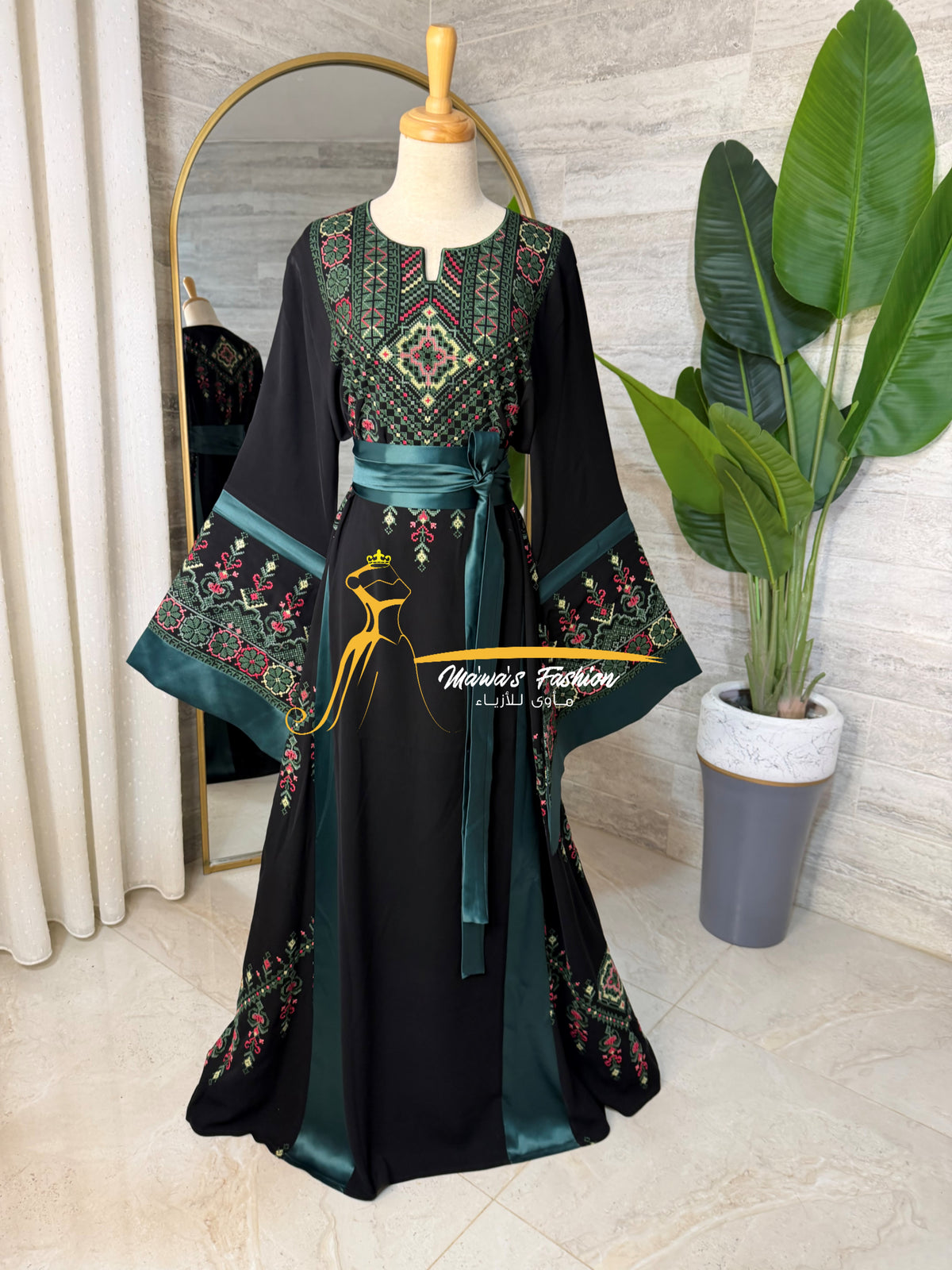 Black & Emerald Green Embroidered Luxury Thobe - Style Q154