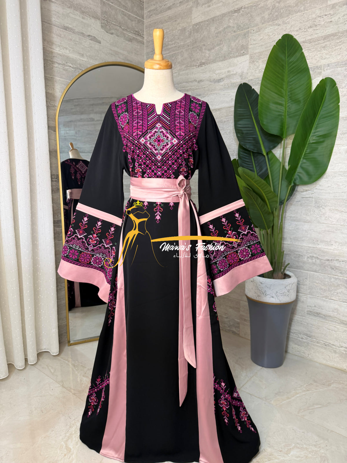 Black & Blush Pink Embroidered Luxury Thobe - Style Q154